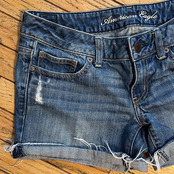 American Eagle Destructed Jean Shorts sz 6 Like New - Picture 3 of 10